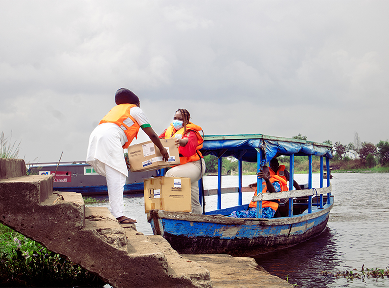 Océane assisting in the delivery of health commodities to Sô-Ava via boat