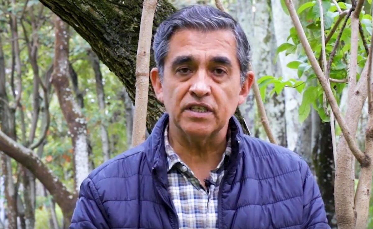 Luis Fernando Jara speaking in a Colombian forest