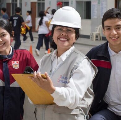 In the center is Pina Mundaca, a member of the Integrity Network, with two students from the school.